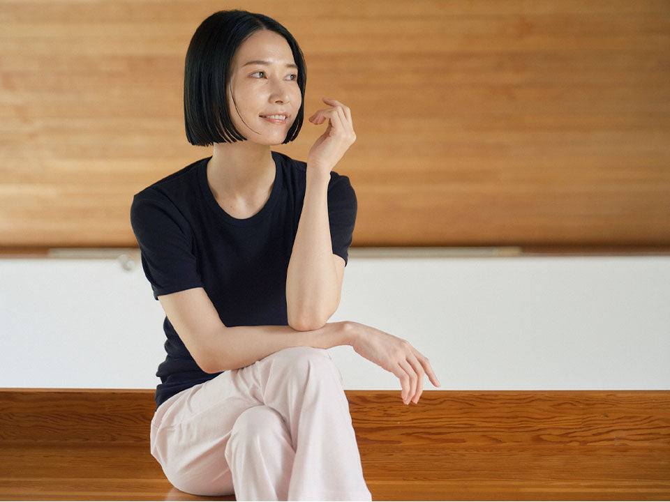 アサメリー カラーシリーズ 丸首Tシャツ｜女性スタッフが着用したメンズインナー