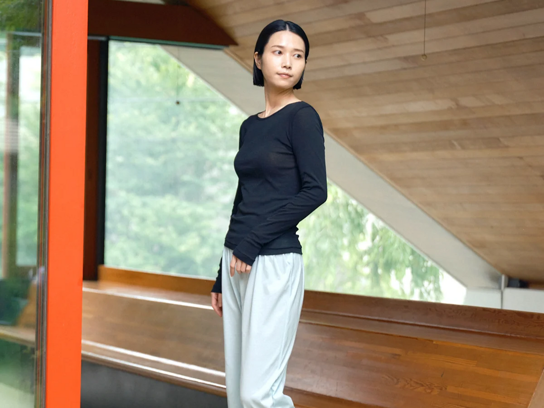 黒い長袖インナーを着用した女性